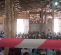 Casamance: Prière de Korité dans une hutte de la Grande Mosquée de Ziguinchor