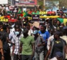 Sénégal : Des milliers de manifestants à Dakar et Paris pour exiger des élections avant le 2 avril