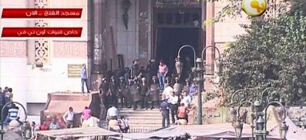 Egypte: Des soldats entrent dans la mosquée Al-Fath du Caire où se trouve un millier de manifestants anti-coup