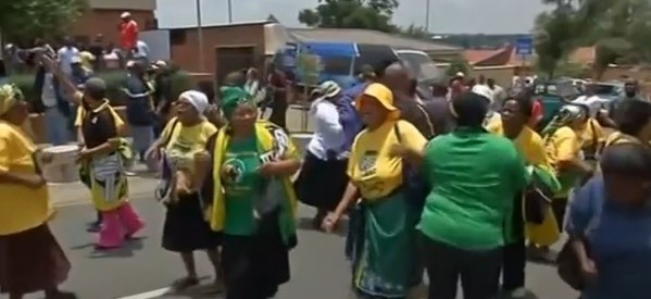 Afrique du Sud: La foule afflue devant la maison de Nelson Mandela à Johannesburg