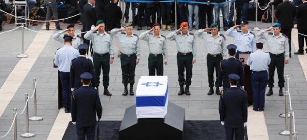 Israël: Enterrement d’un héros controversé