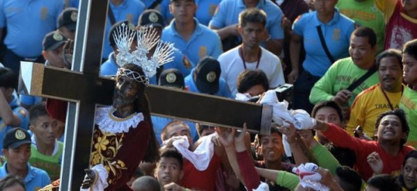 Philippines : des millions de pèlerins pieds nus à la procession du Nazaréen noir