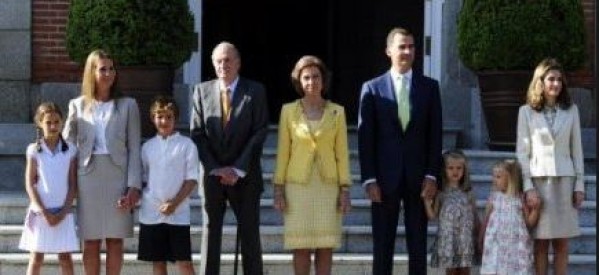 Espagne: Le roi abdique au profit de son fils