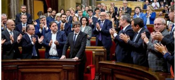 Catalogne: le président Carles Puigdemont a signé la déclaration d’indépendance mais l’a suspendue pour rendre possible le dialogue