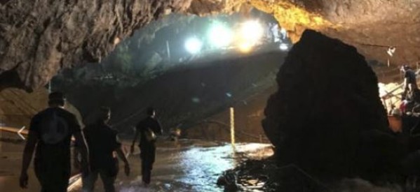Thaïlande: Les12 jeunes fooballeurs et leur entraîneur sauvés de la grotte