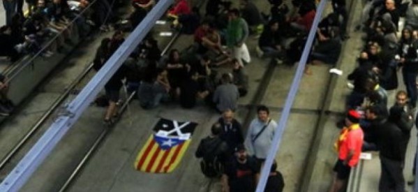 Catalogne: des militants indépendantistes bloquent le trafic pour protester contre la violence de la police espagnole du 1.octobre 2017