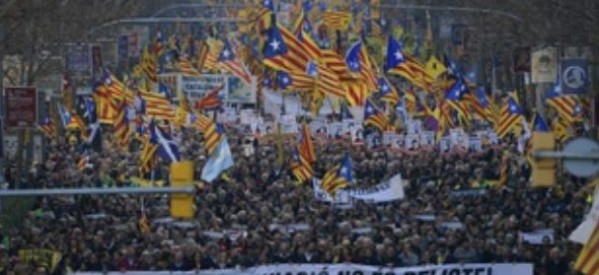 Catalogne: 500.000 manifestants défilent à Barcelone contre le procès à Madrid de 12 indépendantistes
