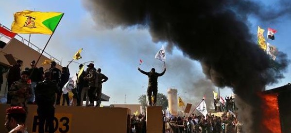 Irak : Des milliers d’Irakiens en colère attaquent l’ambassade américaine à Bagdad