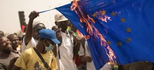 Mali: manifestation monstre pour célébrer le départ des soldats français