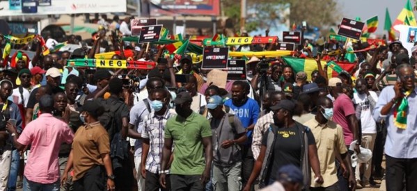 Sénégal : Des milliers de manifestants à Dakar et Paris pour exiger des élections avant le 2 avril