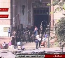 Egypte: Des soldats entrent dans la mosquée Al-Fath du Caire où se trouve un millier de manifestants anti-coup