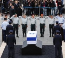 Israël: Enterrement d’un héros controversé