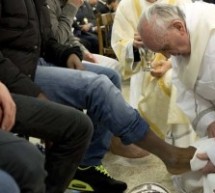 Rome / Vatican: Le pape lave les pieds de migrants de diverses confessions