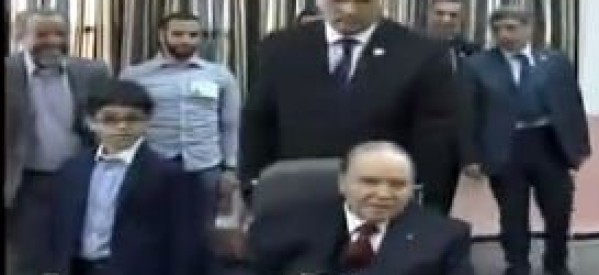 Algérie: Le président Bouteflika vote en fauteuil roulant pour sa propre succession