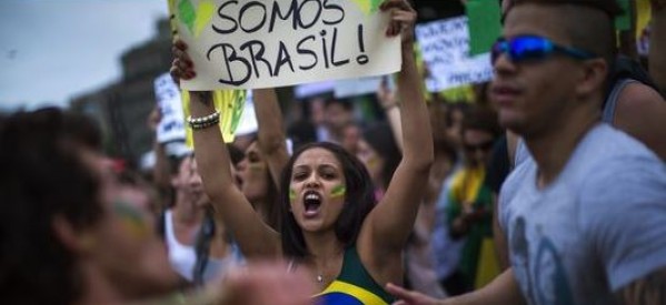 Brésil: Manifestation pacifique contre la Coupe du monde à Sao Paulo