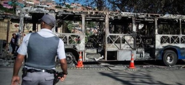 Brésil: Autobus brûlés et boutiques pillées après la défaite au Mondial du foot