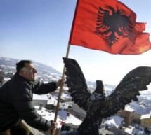 Albanie / Serbie: Un drapeau albanais brûlé à Belgrade exacerbe la crise albano-serbe