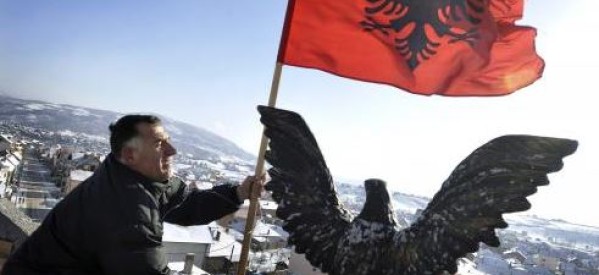 Albanie / Serbie: Un drapeau albanais brûlé à Belgrade exacerbe la crise albano-serbe