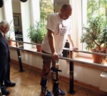 Pologne: une première mondiale, un homme paralysé marche à nouveau
