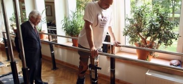 Pologne: une première mondiale, un homme paralysé marche à nouveau