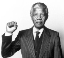 Afrique du Sud: la veuve de Mandela envisage une action de justice contre le docteur de l’ex-président