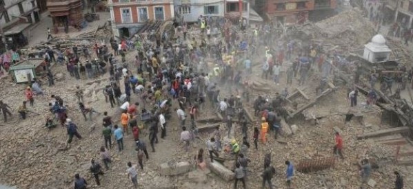 Népal: le bilan du séisme s’alourdit d’heure en heure alors que les secours arrivent