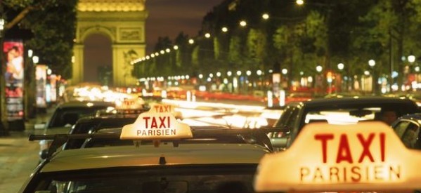France: les chauffeurs de taxi manifestent contre les véhicules utilisant UberPop