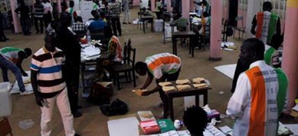 Côte d’Ivoire: le « Oui » pour la Constitution remporte sur fond de crise avec l’opposition