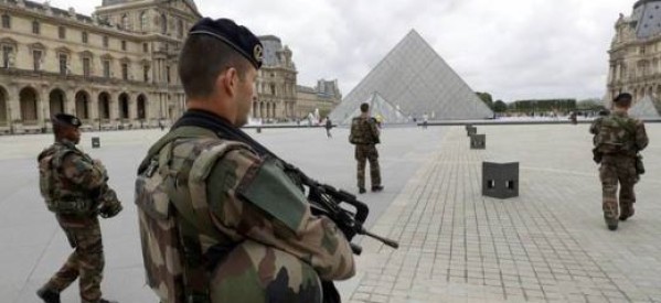 France: Attentat « terroriste » au Louvre au coeur de Paris