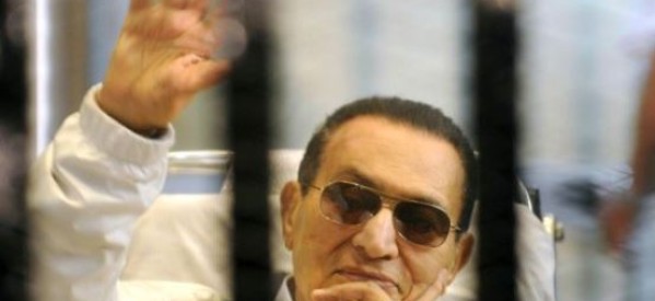 Egypte: Moubarak libre, Morsi reste en prison
