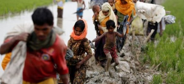 Birmanie: les Rohingas fuient par milliers pour le Bangladesh
