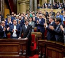 Catalogne: le président Carles Puigdemont a signé la déclaration d’indépendance mais l’a suspendue pour rendre possible le dialogue