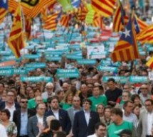 Catalogne: Des centaines de milliers de Catalans réclament l’indépendance à Barcelone
