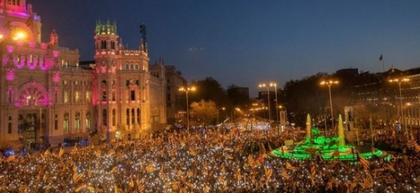 Catalogne: Les indépendantistes défient l’Espagne en marchant au coeur de Madrid avec des drapeaux catalans