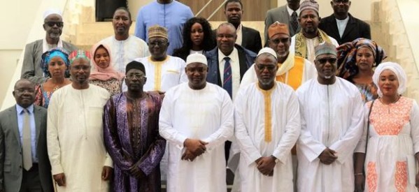 Gambie: Adama Barrow limoge deux de ses ministres