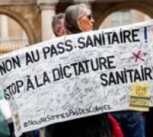 France : Plusieurs milliers de personnes manifestent contre le pass sanitaire