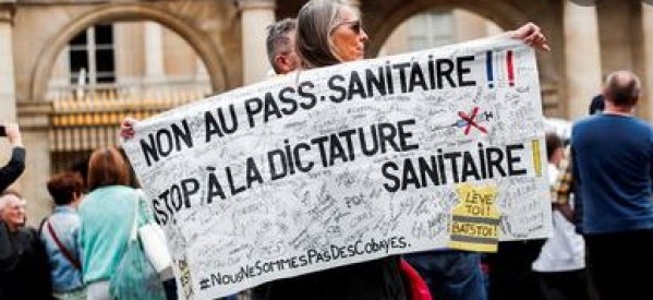 France : Plusieurs milliers de personnes manifestent contre le pass sanitaire