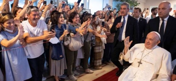 Vatican / Italie : Le pape François est sorti de l’hôpital