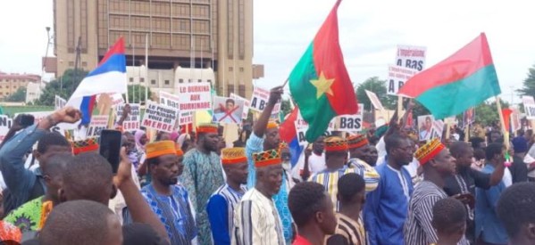 Burkina Faso : Des milliers de personnes manifestent en soutien du gouvernement de la transition